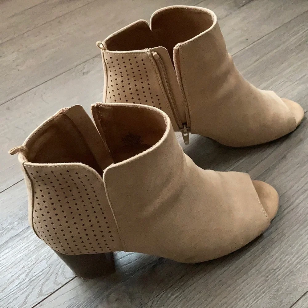 Old Navy Tan Peep Toe Zipper Close Block Heel Booties Size 9 Great Shape - Picture 3 of 8